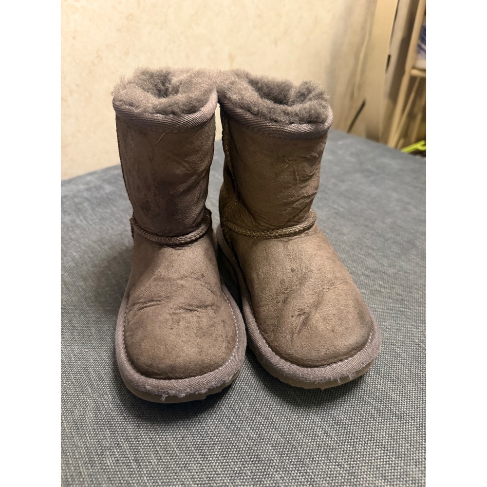 UGG Kids Classic Short II Grey Sheepskin Suede Boots Size 10 Toddler 1017703T